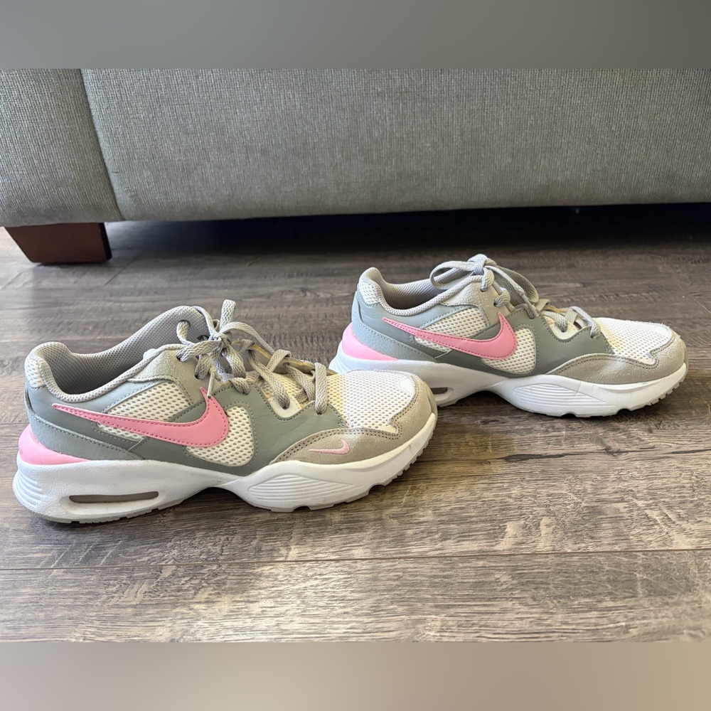 NIKE WOMEN / YOUTH SNEAKERS